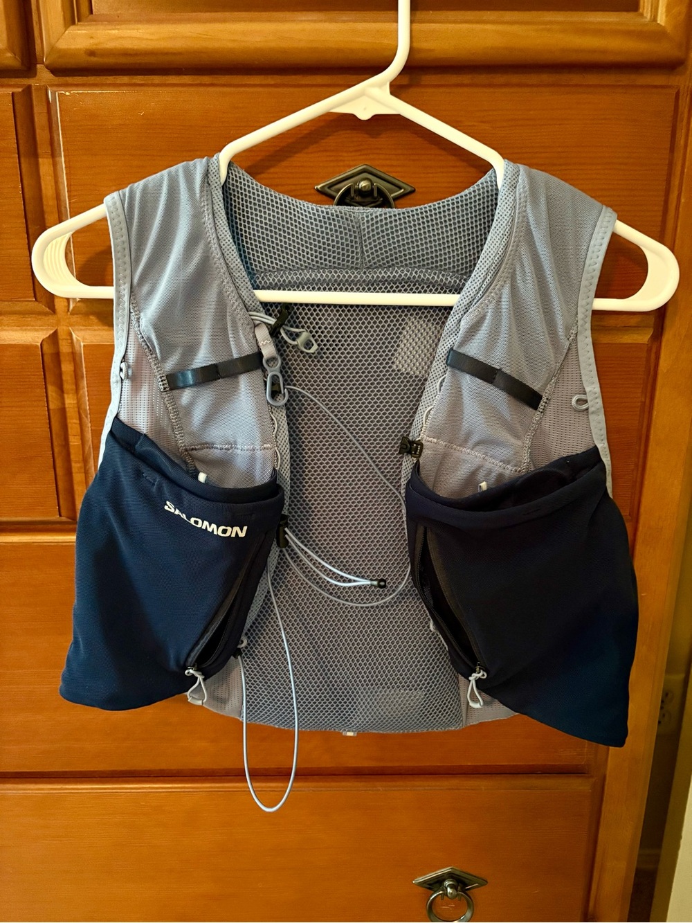 Salomon Hydration Running Vest in Light Blue and Navy Blue. Adv Skin 12.